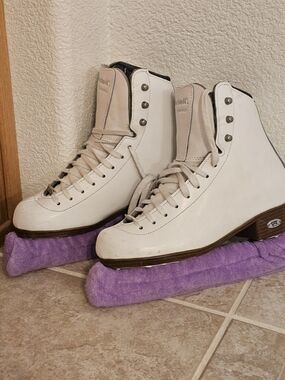Riedell Diamond Youth Figure Skates 2 1/2 Wide (2.5 W) Lace Up White Leather